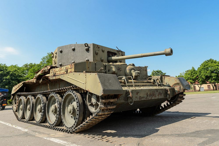 Unikatowy egzemplarz brytyjskiego czołgu Cruiser Tank Mk VIII Centaur Mk I z 1943 roku trafił z Portugalii do kolekcji poznańskiego Muzeum Broni Pancernej. 2013 r. Fot. PAP/J. Kaczmarczyk