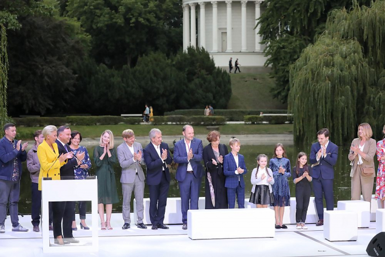 Prezydent RP Andrzej Duda (4L) z małżonką Agatą Kornhauser-Dudą (3L) oraz aktorzy Rafał Zawierucha (7L), Ewa Dałkowska (7P), Jarosław Gajewski (8L), Jakub Gąsowski (2P) oraz Małgorzata Ostrowska-Królikowska (P) podczas podsumowania i zakończenia akcji Narodowe Czytanie 2019 w Ogrodzie Saskim w Warszawie. Fot. PAP/T. Gzell