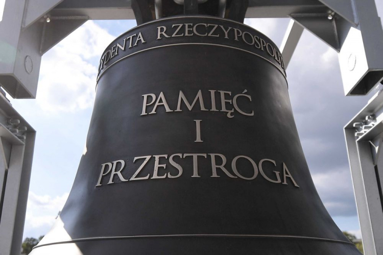 Warszawa, 03.09.2019. Dzwon „Pamięć i Przestroga”, na placu Piłsudskiego w Warszawie. Powstał on w przemyskiej pracowni ludwisarskiej na 80. rocznicę wybuchu II wojny światowej i dziś został przekazany miastu Wieluń. Fot. PAP/M. Obara