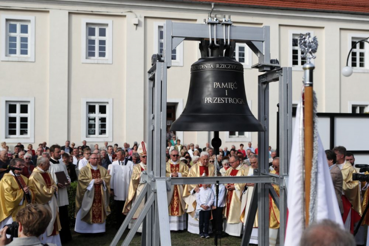 Dzwon "Pamięć i przestroga" podczas uroczystości jego odsłonięcia. Fot. PAP/ R. Zawistowski