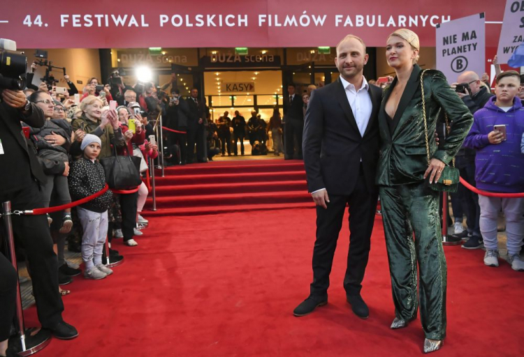 Gdynia, 16.09.2019. Aktor Borys Szyc z partnerką Justyną Jeger-Nagłowską pozują do zdjęć przed galą otwarcia 44. Festiwalu Polskich Filmów Fabularnych w Gdyni. PAP/A. Warżawa