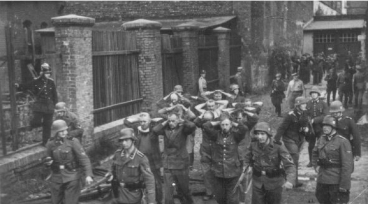Niemieccy żołnierze prowadzą wziętych do niewoli obrońców Poczty Polskiej w Gdańsku Foto: NAC/Sonnke Foto Gdańsk