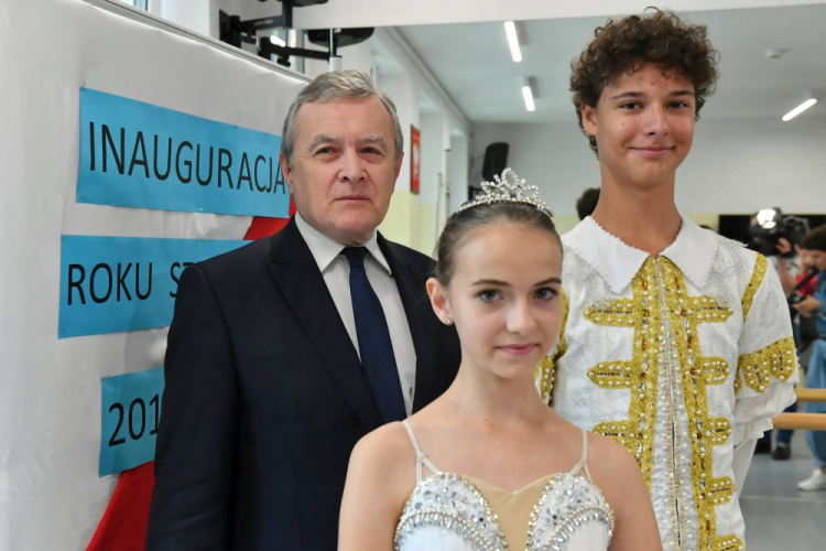 Łódź, 02.09.2019. Wicepremier, minister Kultury i Dziedzictwa Narodowego Piotr Gliński (L) podczas uroczystej inauguracji roku szkolnego 2019/2020 w Szkole Baletowej im. Feliksa Parnella w Łodzi.  PAP/G. Michałowski