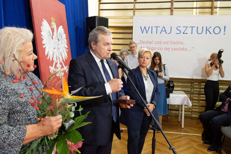 Minister kultury i dziedzictwa narodowego Piotr Gliński (2L), dyrektor Katarzyna Paliwoda (L). Wicepremier podczas wizyty w Zespole Państwowych Szkół Plastycznych im. T. Makowskiego w Łodzi odebrał Medal Mecenasa Łódzkiego „Plastyka”. Fot. PAP/G. Michałowski