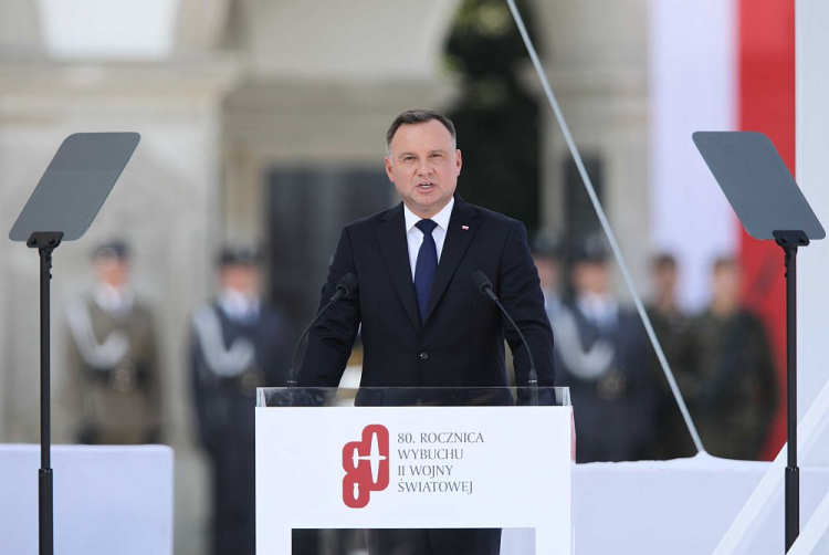 Prezydent RP Andrzej Duda przemawia podczas centralnych obchodów 80. rocznicy wybuchu II wojny światowej na pl. Piłsudskiego Warszawie. Fot. PAP/L. Szymański