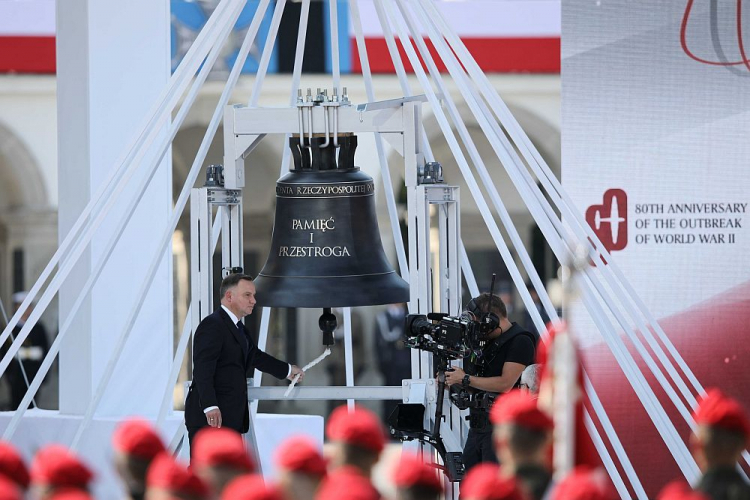 Prezydent Andrzej Duda uderzył w dzwon „Pamięć i Przestroga” podczas centralnych obchodów 80. rocznicy wybuchu II wojny światowej na pl. Piłsudskiego Warszawie. Fot. PAP/L. Szymański