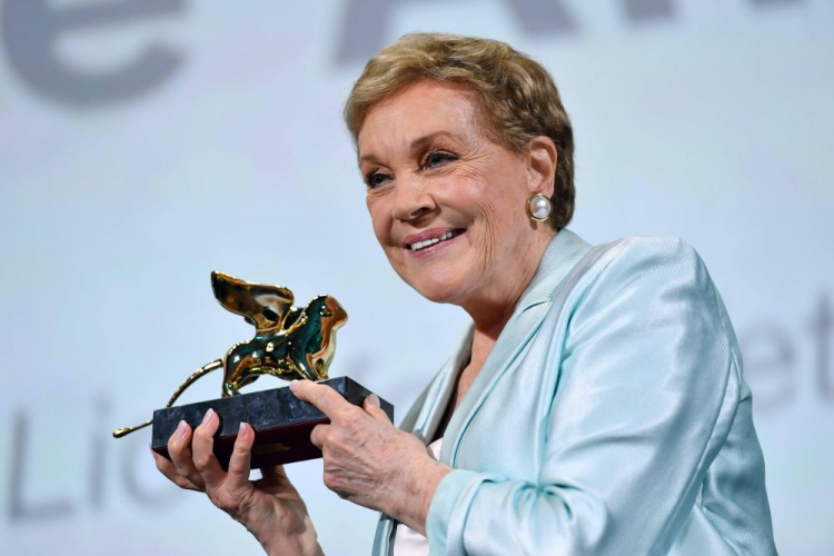 Julie Andrews ze Złotym Lwem. Fot. PAP/Photoshot