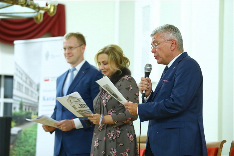 Marszałek Senatu Stanisław Karczewski (P) oraz ambasador Polski na Łotwie Monika Michaliszyn (C) biorą udział w Narodowym Czytaniu 2019 na uniwersytecie w Dyneburgu. Fot. PAP/R. Guz