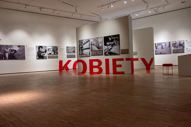 Wystawa „Zakazy, wykluczenia, przesądy. Fotograficzna opowieść o kobietach w przemyśle” w Muzeum Śląskim w Katowicach. Fot. PAP/H. Bardo