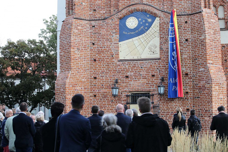 Odsłonięcie zegara słonecznego na zabytkowej gotyckiej wieży najstarszej polskiej szkoły – LO im. marszałka Stanisława Małachowskiego w Płocku. Fot. PAP/P. Augustyniak