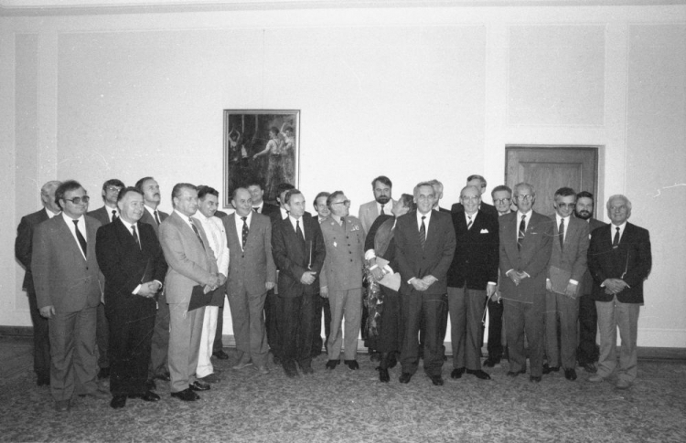 Warszawa, 12.09.1989 r. Zatwierdzony przez Sejm skład nowego rządu premiera Tadeusza Mazowieckiego. Fot. PAP/H. Rosiak