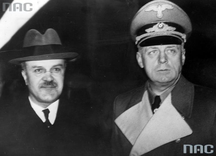 Wiaczesław Mołotow i Joachim von Ribbentrop. Berlin, listopad 1939 r. Źródło: NAC