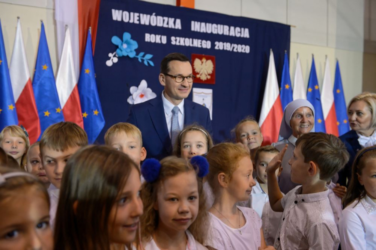 Pruszków, 02.09.2019. Premier Mateusz Morawiecki (C) podczas uroczystej inauguracji roku szkolnego 2019/2020 w Szkole Podstawowej nr 3 im. Miry Zimińskiej – Sygietyńskiej w Pruszkowie. PAP/M. Obara