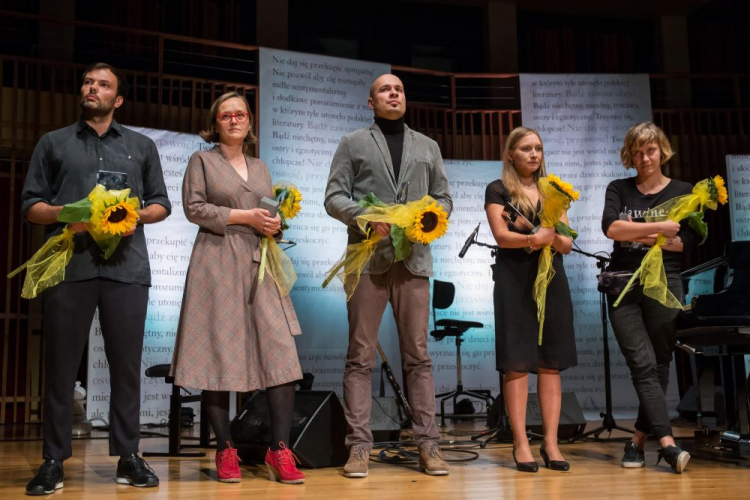 Nominowani autorzy Łukasz Zawada (L), Anna Wiśniewska-Grabarczyk (2L), Jakub Tabaczek (C), Katarzyna Pochmara-Balcer (2P), Olga Hunt (P) podczas uroczystość wręczenia nagród literackich im. Witolda Gombrowicza. Fot. PAP/W. Jargiło 