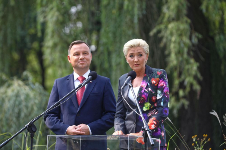 Warszawa, 08.09.2018. Prezydent RP Andrzej Duda z małżonką Agatą Kornhauser-Dudą podczas Narodowego Czytania "Przedwiośnia" Stefana Żeromskiego w Ogrodzie Saskim. Fot. PAP/R. guz