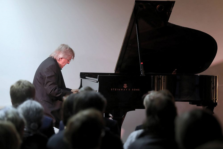 Koncert pianisty Piotra Palecznego w ramach cyklu „Z Klasyką przez Polskę” w Rogowie. Fot. PAP/R. Zawistowski