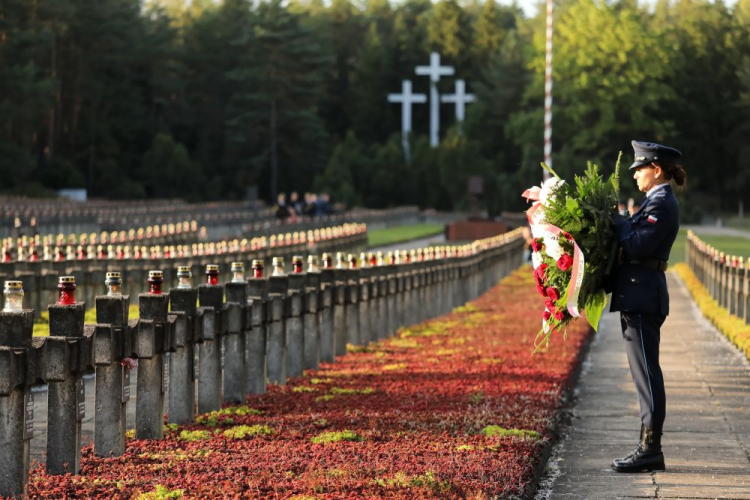 Palmiry, 14.09.2019. Obchody 80. rocznicy wybuchu II wojny światowej oraz pierwszych egzekucji w Palmirach, na cmentarzu-mauzoleum Palmiry, miejscu pamięci narodowej z grobami ponad 2 tys. Polaków zamordowanych przez Niemców w czasie II wojny światowej w latach 1939–1943. Fot. PAP/T. Gzell