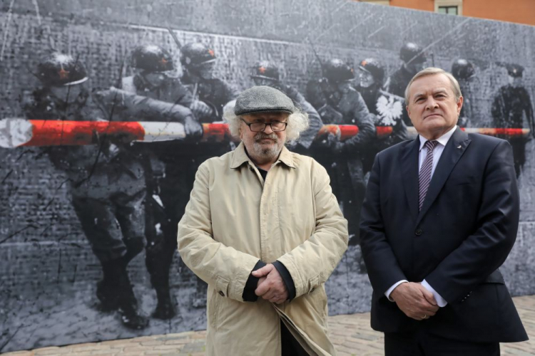 Warszawa, 17.09.2019. Wicepremier, minister kultury i dziedzictwa narodowego Piotr Gliński (P) i autor Jerzy Kalina (L) podczas odsłonięcia instalacji artystycznej „Szlaban. Przejścia Graniczne” na dziedzińcu Zamku Królewskiego. Fot. PAP/T. Gzell