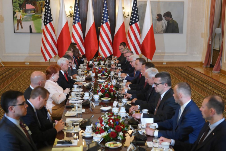 Warszawa, 02.09.2019. Prezydent RP Andrzej Duda (6P) oraz wiceprezydent USA Mike Pence (5L) podczas rozmów plenarnych delegacji w Sali Obrazowej Pałacu Prezydenckiego w Warszawie. PAP/R. Pietruszka