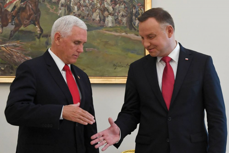 Warszawa, 02.09.2019. Prezydent RP Andrzej Duda (P) oraz wiceprezydent USA Mike Pence (L) przed rozmową w cztery oczy w Sali Białej Pałacu Prezydenckiego w Warszawie. PAP/R. Pietruszka