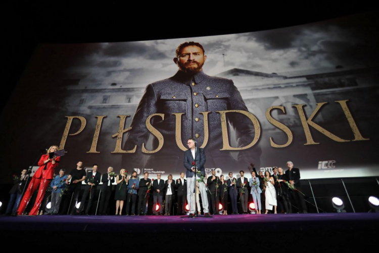 Warszawa, 05.09.2019. Reżyser Michał Rosa (C) podczas premiery swojego filmu "Piłsudski". PAP/W. Olkuśnik