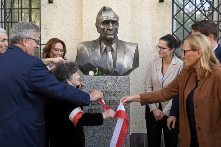 Były prezydent RP Bronisław Komorowski (L), wicemarszałek Sejmu Małgorzata Kidawa-Błońska (2L), uczestniczka Powstania Warszawskiego Wanda Traczyk-Stawska ps. Pączek (3L), prezydent Gdańska Aleksandra Dulkiewicz (2P), przewodnicząca Rady m.st. Warszawy Ewa Malinowska-Grupińska (P) podczas odsłonięcia popiersia Tadeusza Mazowieckiego. Fot. PAP/R. Pietruszka