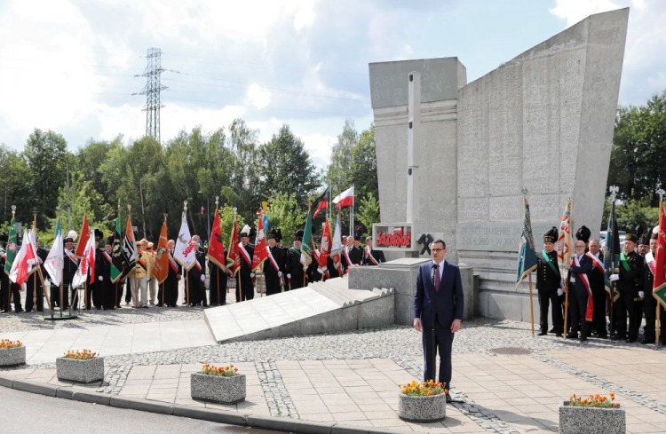 Mateusz Morawiecki przemawia podczas obchodów 39.rocznicy podpisania Porozumienia Jastrzębskiego przed pomnikiem Porozumienia Jastrzębskiego. Fot. PAP/A. Grygiel