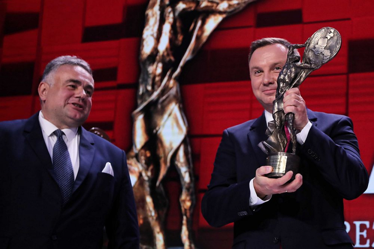 Prezydent RP Andrzej Duda (P) odebrał Nagrodę Prometejską im. Prezydenta Lecha Kaczyńskiego; redaktor naczelny „Gazety Polskiej” Tomasz Sakiewicz (L). Fot. PAP/W. Olkuśnik.