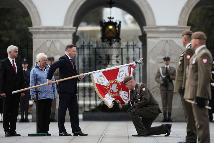 Prezydent Andrzej Duda (C) podczas obchodów święta Wojsk Obrony Terytorialnej na placu Piłsudskiego w Warszawie. Fot. PAP/L. Szymański