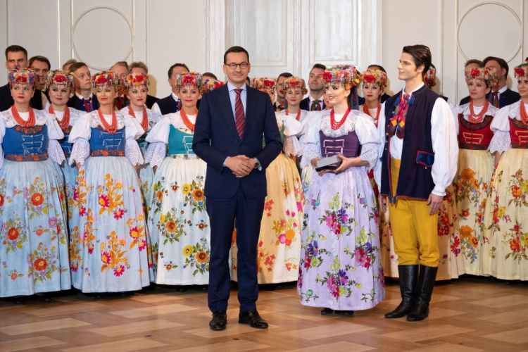 Koszęcin, 26.09.2019. Premier Mateusz Morawiecki podczas spotkania z Zespołem Pieśni i Tańca "Śląsk" im. Stanisława Hadyny. ( PAP/H. Bardo