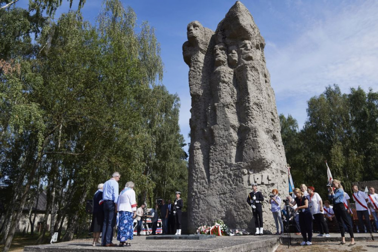 Byłe więźniarki obozu koncentracyjnego Stutthof Maria Kowalska (tyłem 3P) i Helena Majkowska (tyłem P) składa kwiaty przed Pomnikiem Walki i Męczeństwa, podczas obchodów 80. rocznicy pierwszego transportu więźniów do obozu Stutthof. Fot. PAP/A. Warżawa