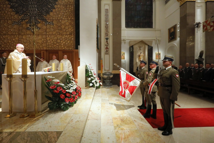 Warszawa, 08.10.2019. Przewodniczący Episkopatu Polski abp Stanisław Gądecki (L) przewodniczy mszy świętej z okazji obchodów 100-lecia ustanowienia Ordynariatu Polowego Wojska Polskiego, 8 bm. w Warszawie. Fot. PAP/P. Supernak