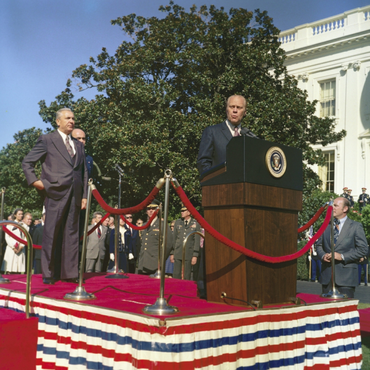 Waszyngton, USA, 08.10.1974. Wizyta I sekretarza KC PZPR Edwarda Gierka w Stanach Zjednoczonych. Nz. powitanie Edwarda Gierka (L) przez prezydenta USA Geralda Forda (P) przed Białym Domem. Fot. PAP/J. Morek