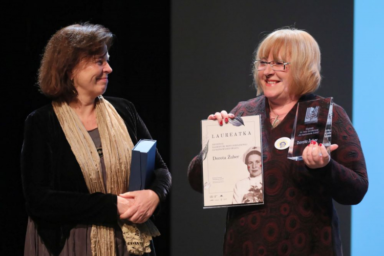 Laureatka Dorota Żuber (P) oraz współzałożycielka Fundacji Centrum Edukacji Obywatelskiej Alicja Pacewicz (L) podczas uroczystości przyznania nagrody im. Ireny Sendlerowej "Za naprawianie świata". Fot. PAP/P. Supernak