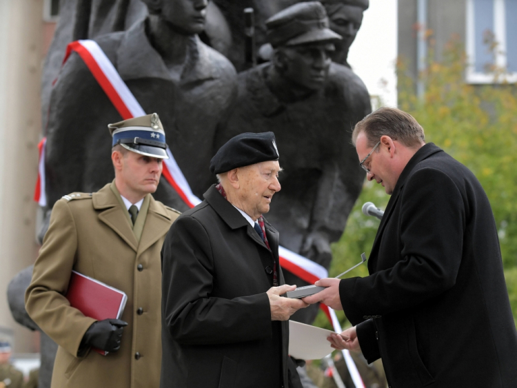 Warszawa, 08.10.2019. Prezes Ogólnopolskiego Związku Żołnierzy Batalionów Chłopskich płk Zbigniew Zaborowski (C) oraz szef Urzędu ds. Kombatantów i Osób Represjonowanych Jan Józef Kasprzyk (P) podczas uroczystości odsłonięcia Pomnika Żołnierzy Batalionów Chłopskich i Ludowego Związku Kobiet, 8 bm. przy zbiegu ulic Czerniakowskiej i Nehru w Warszawie. 8 października 2019 przypada 79. rocznica powołania organizacji zbrojnej Bataliony Chłopskie. Fot. PAP/M. Obara