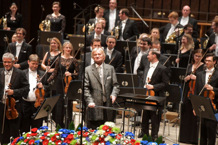 Łódź, 17.10.2019. Muzycy londyńskiej The Royal Philharmonic Orchestra w Filharmonii Łódzkiej. PAP/G. Michałowski