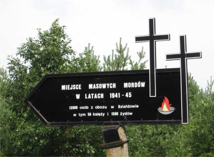 Drogowskaz do mogił zbiorowych w lesie koło Białut – 12tys. osób zamordowanych przez hitlerowców. Źródło: Wikipedia Commons