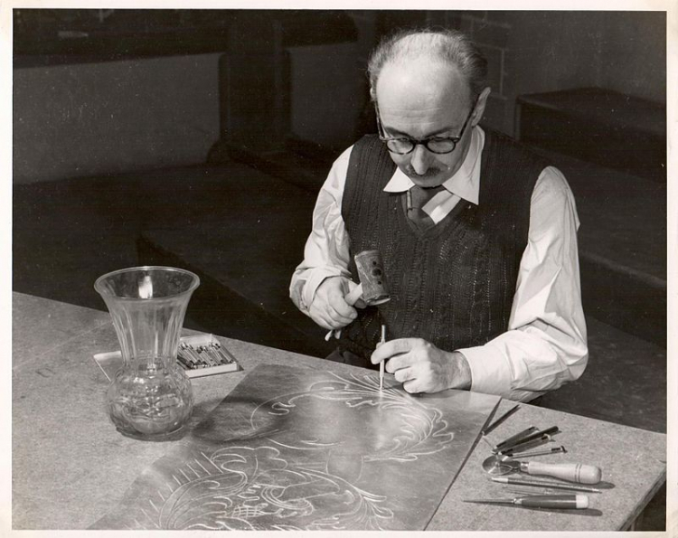 Stefan Kątski w trakcie tworzenia dekoracji kurdybanowej (Montreal, lata 50.). Źródło: Wikimedia Commons