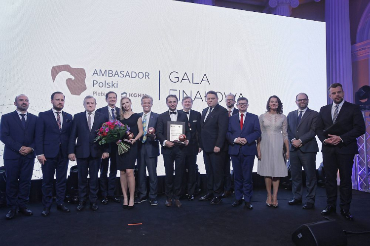 Laureaci konkursu KGHM Ambasador Polski 2019 oraz wicepremier, minister kultury i dziedzictwa narodowego Piotr Gliński (3L), Przemysław Babiarz (4L), prezes KGHM Marcin Chludziński (5P), wiceminister energii Adam Gawęda (4P), prowadząca galę Anna Popek (3P) i dyrektor komunikacji korporacyjnej w KGHM Piotr Chęciński (P). Fot. PAP/L. Szymański 