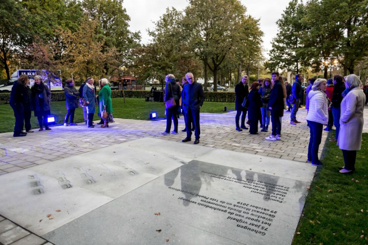 Odsłonięcie instalacji wrocławskiego artysty Tomasza Tomaszewskiego, upamiętniającej wyzwolenie Bredy przez 1. Dywizję Pancerną gen. Stanisława Maczka w 1944 r. w Bredzie. Fot. PAP/M. Kulczyński