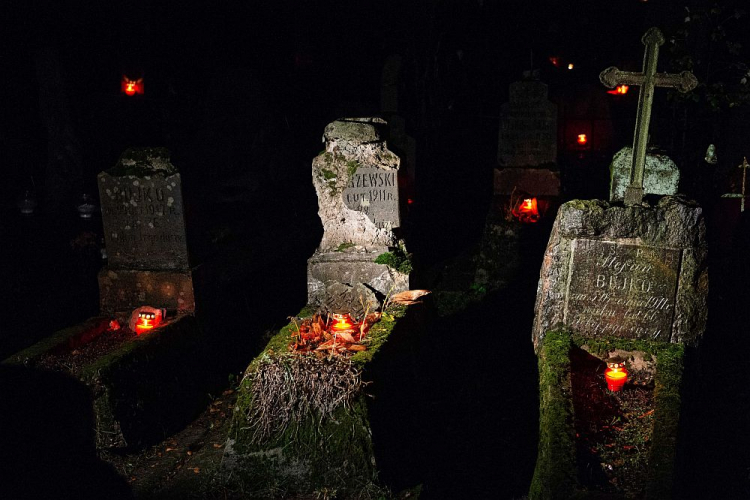 Zapalenie zniczy na grobach przez grupę „Wilno” na Cmentarzu Bernardyńskim w Wilnie. 31.10.2019. Fot. PAP/V. Doveiko