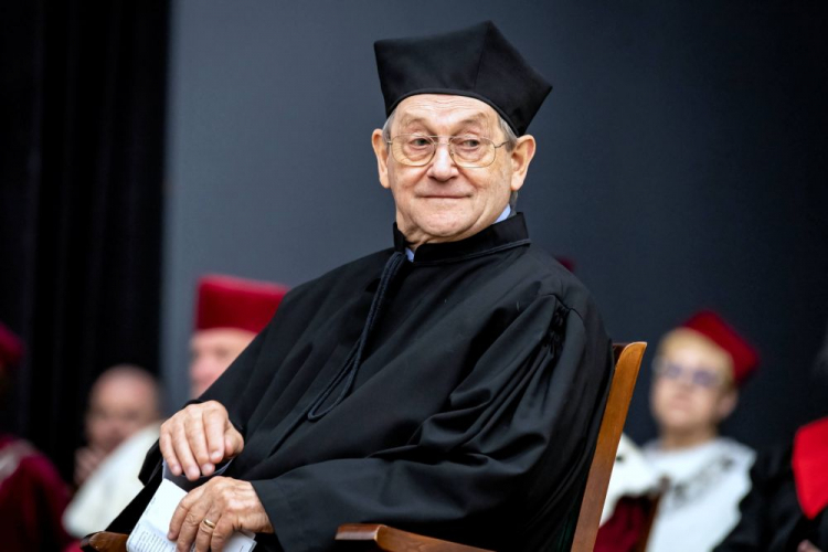 Toruń, 01.01.2010. Historyk prof. Norman Davies otrzymał tytuł doktor honoris causa UMK, podczas inauguracji roku akademickiego 2019/2020 na Uniwersytecie Mikołaja Kopernika.  PAP/T. Żmijewski