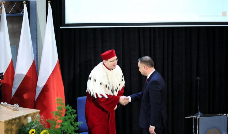 Warszawa, 04.10.2019. Prezydent Andrzej Duda i rektor uczelni dr hab. Maciej Rogalski podczas inauguracji roku akademickiego 2019/2020 na Uczelni Łazarskiego. PAP/L. Szymański