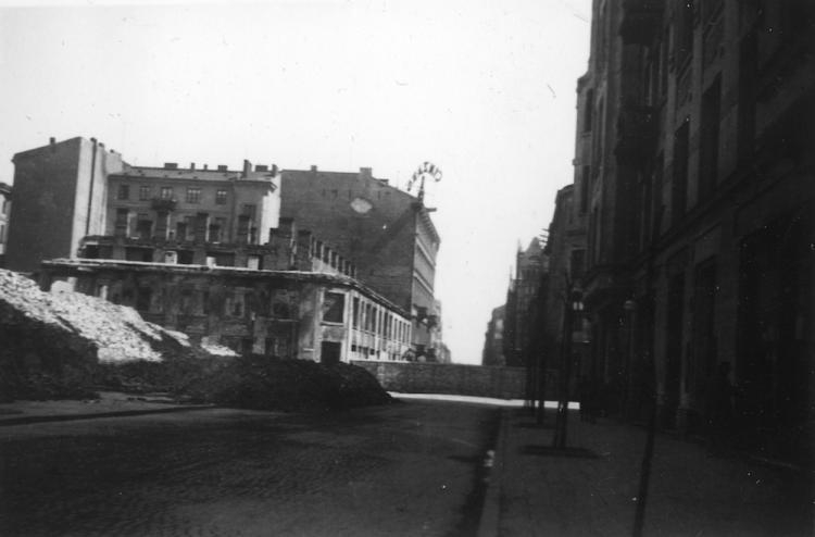 Granica getta, mur pomiędzy posesjami przy ulicy Siennej 53 i 55, widok na wschód. Warszawa, 1940 r. Fot. PAP/CA