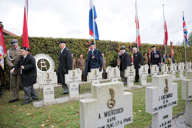 Weterani 1. Dywizji Pancernej gen. Stanisława Maczka podczas uroczystości na Polskim Honorowym Cmentarzu Wojskowym w Bredzie-Ginneken. 27.10.2019. Fot. PAP/L. Szymański