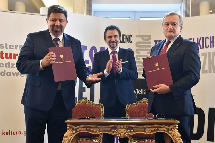 Wicepremier, minister kultury Piotr Gliński (P), marszałek województwa łódzkiego Grzegorz Schreiber (L) i dyrektor Teatru Wielkiego w Łodzi Dariusz Stachura podczas uroczystości podpisania listu intencyjnego ws. współprowadzenia przez MKiDN Teatru Wielkiego w Łodzi. Fot. PAP/G. Michałowski