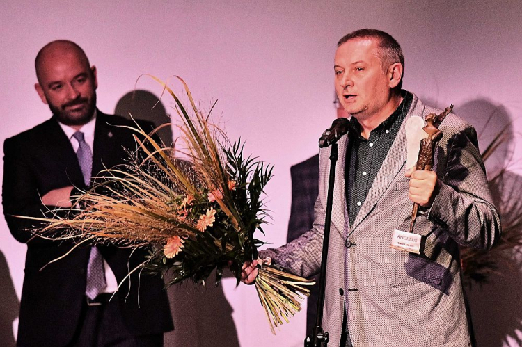 Georgi Gospodinow odebrał Literacką Nagrodę Europy Środkowej Angelus za powieść „Fizyka smutku” podczas uroczystej gali w Teatrze Muzycznym Capitol we Wrocławiu. Fot. PAP/S. Borowski
