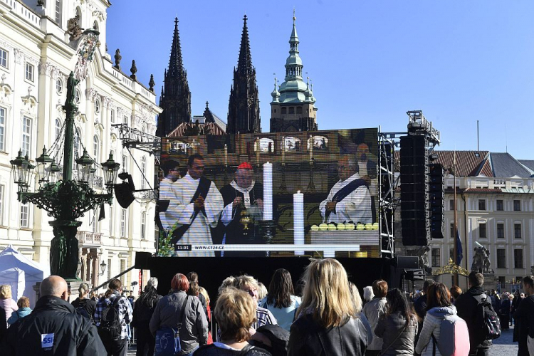 Transmisja mszy pogrzebowej Karela Gotta w praskiej katedrze. Fot. PAP/CTK