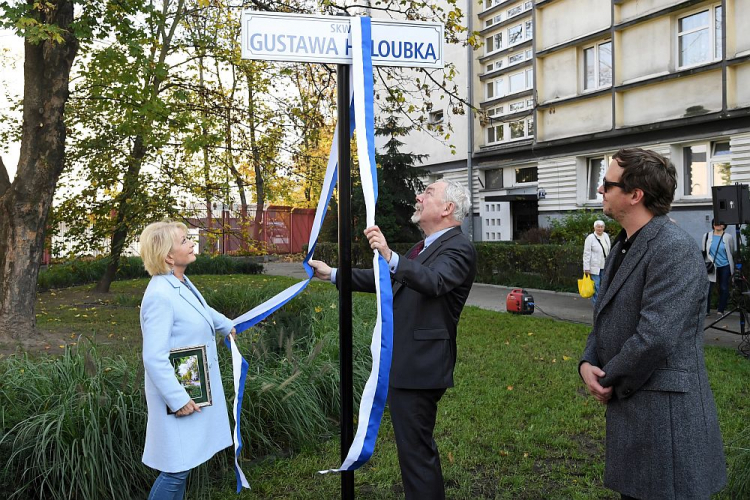 Prezydent Krakowa Jacek Majchrowski (C), Magdalena Zawadzka-Holoubek (L) i Jan Holoubek (P) podczas uroczystości nadania imienia Gustawa Holoubka skwerowi u zbiegu ulic Fałata i Kraszewskiego w Krakowie. Fot. PAP/J. Bednarczyk