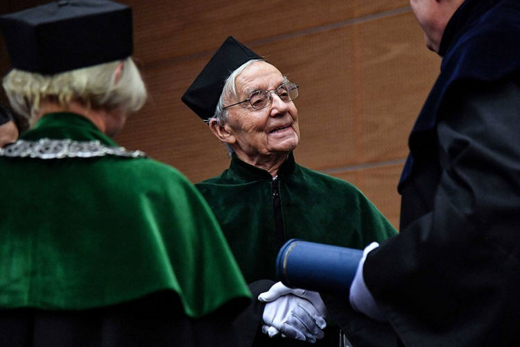 Biochemik, członek Francuskiej Akademii Nauk, wnuk Marii Curie-Skłodowskiej prof. Pierre Joliot odbiera doktorat honoris causa UMCS w Lublinie. Fot. PAP/W. Jargiło